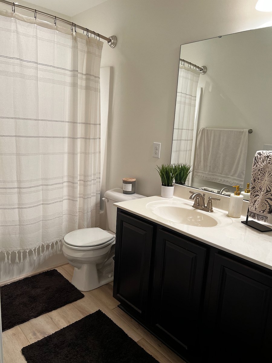Second full bath with tub