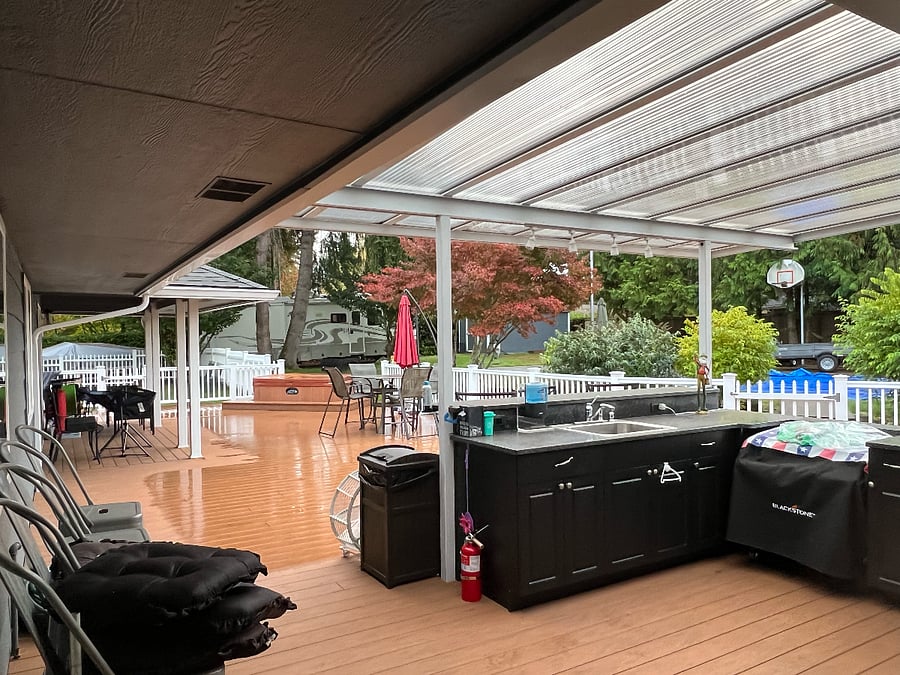 Covered back deck with mini bar with BBQ Grill, Jacuzzi. 