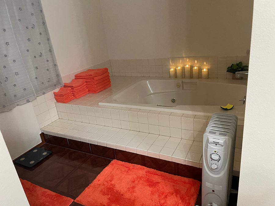 Master Bedroom tub