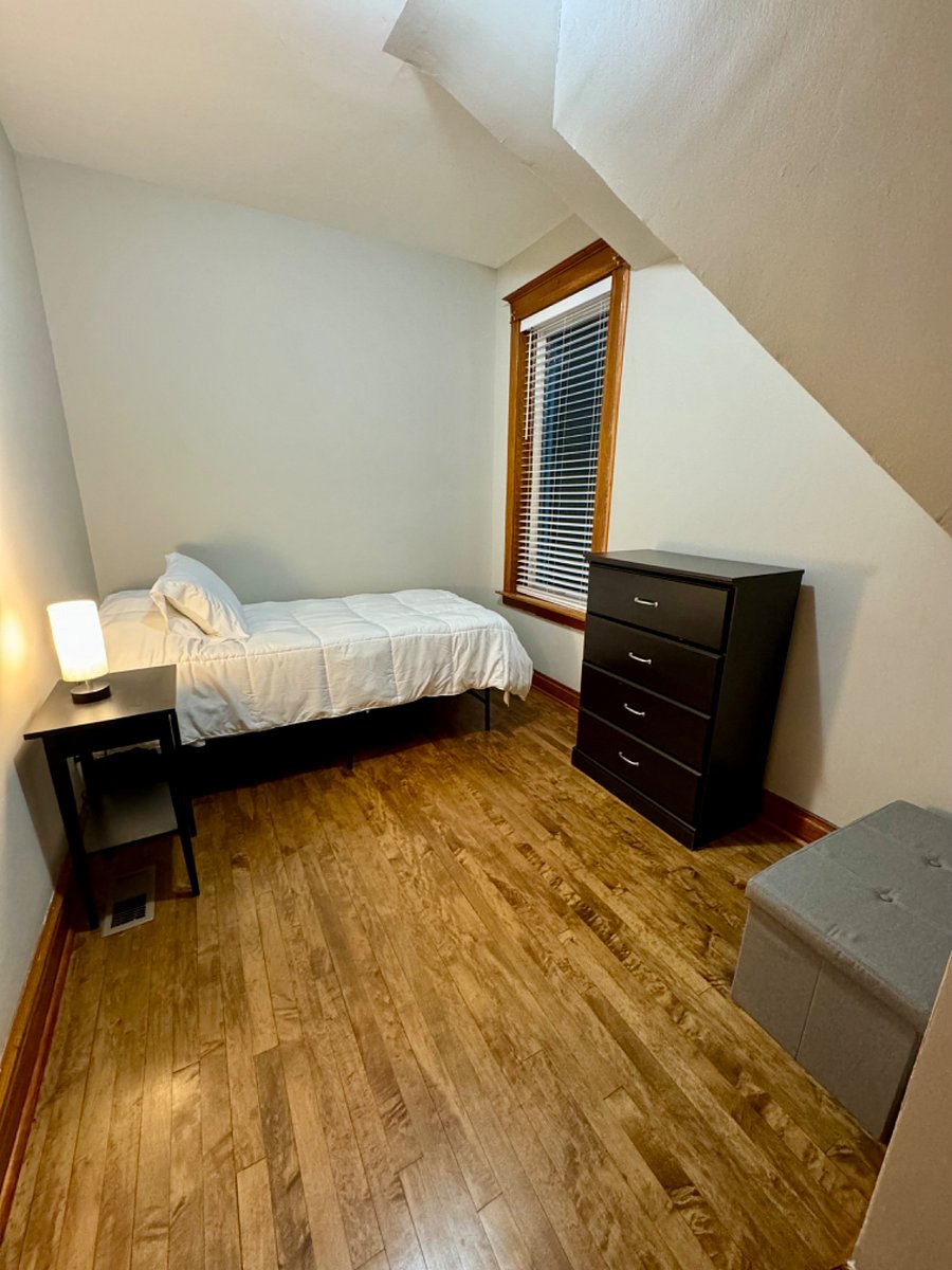 Bedroom 2
Twin size bed