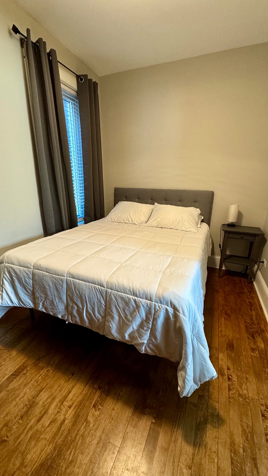 Bedroom1
Queen bed