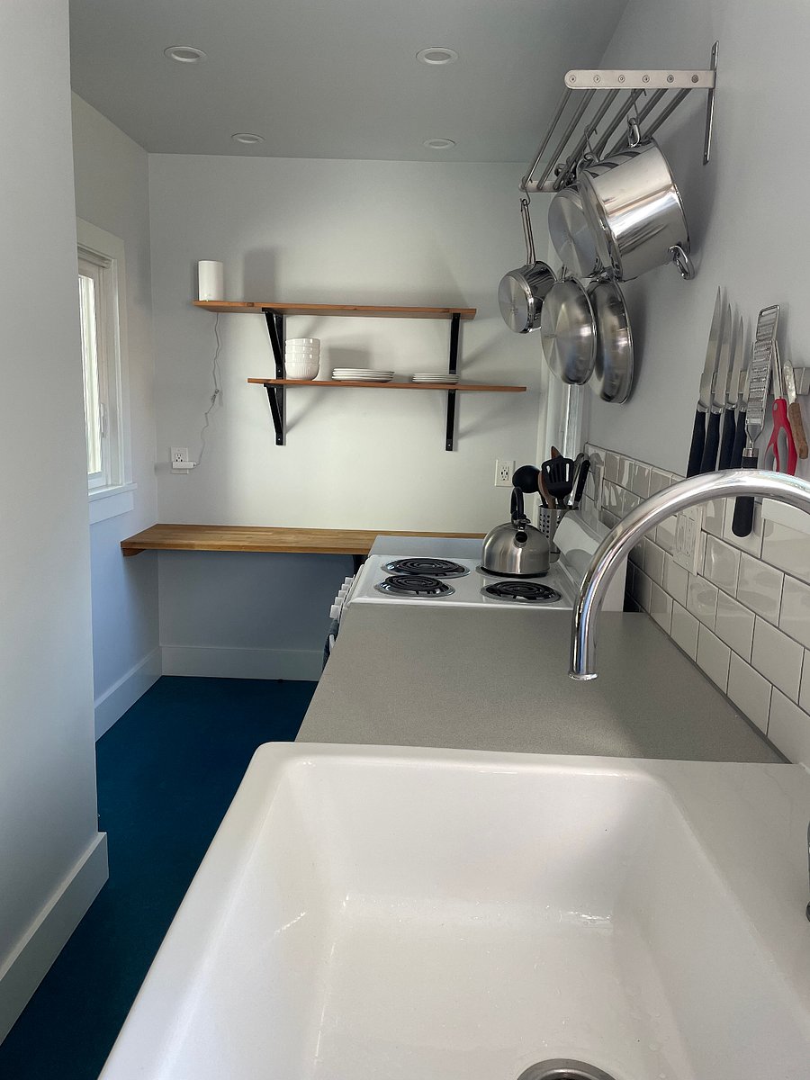 kitchen bar space is perfect for sharing a meal or using as a work space