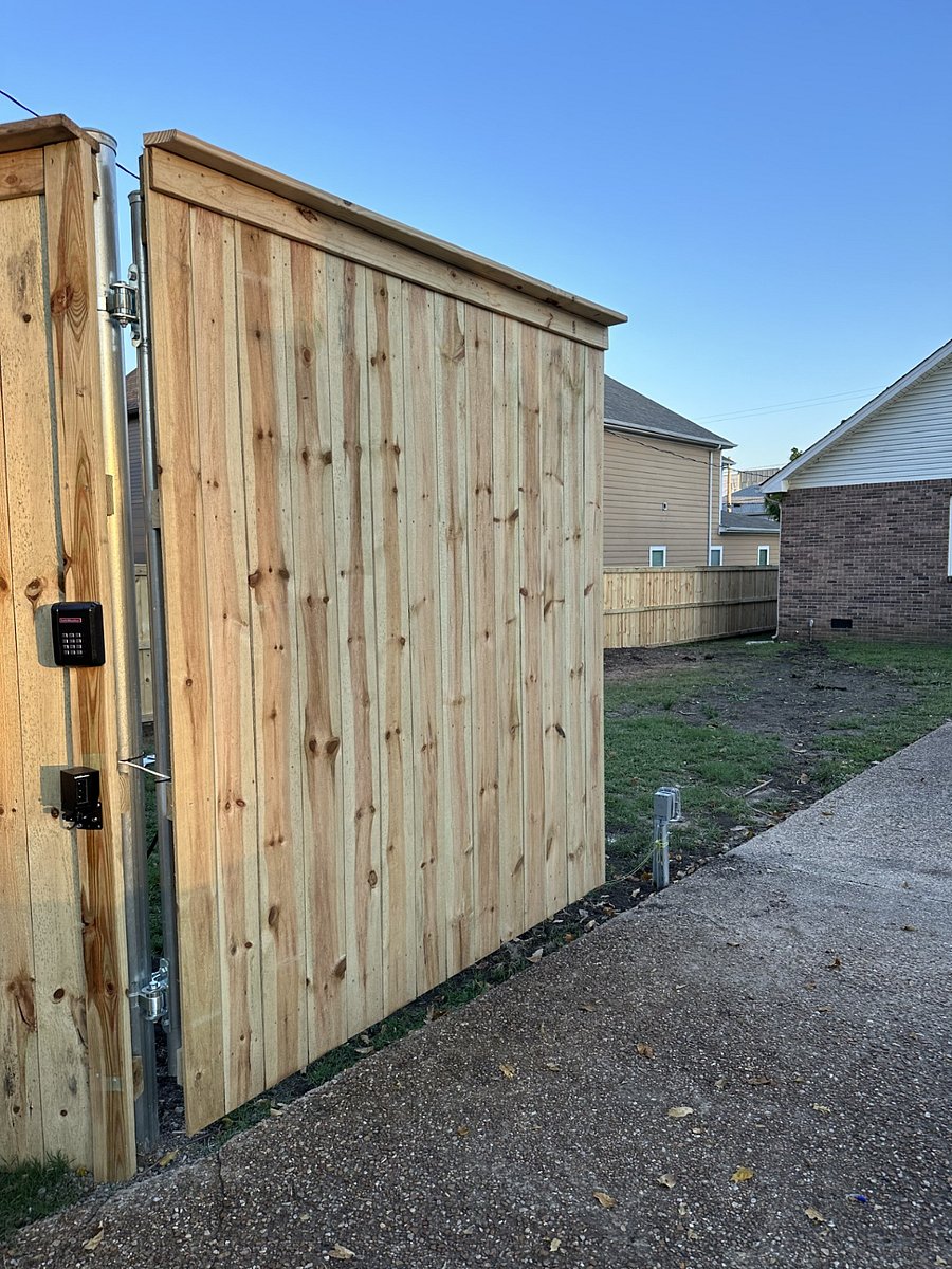 New Fence w/Gate Clicker & Keypad - Safer parking & area for dogs to roam.