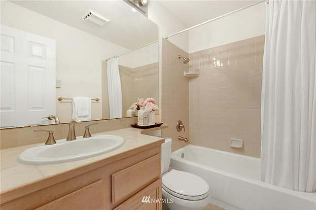 Downstairs Full bathroom