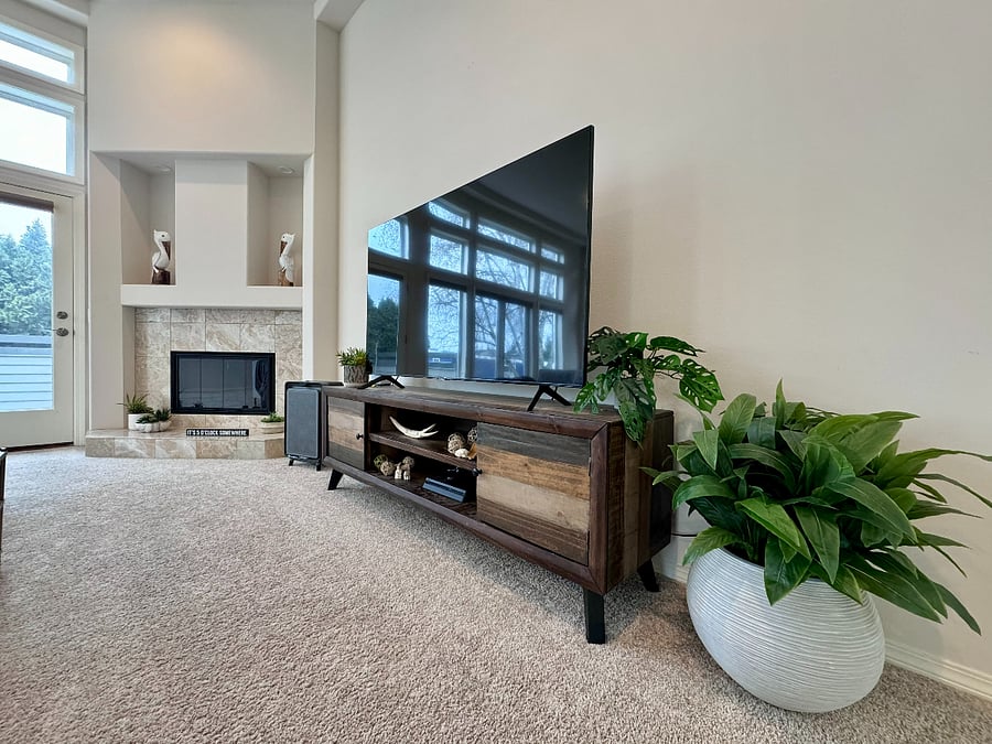 Living Room w/ 65inch Samsung Smart TV
Streaming Services Included:
Netflix, Disney +, Hulu, Espn +