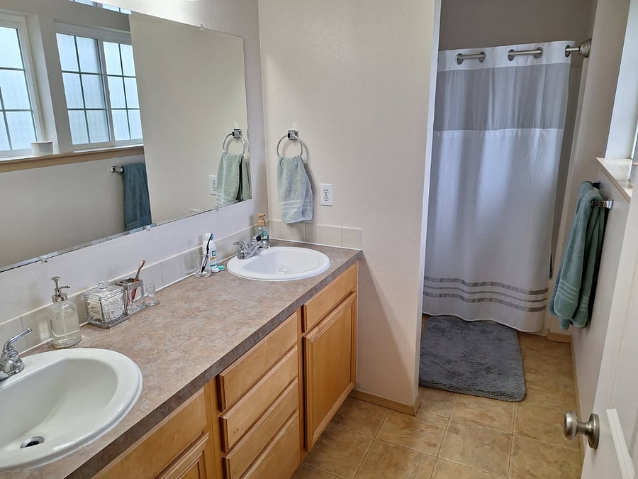 Main bedroom's bathroom