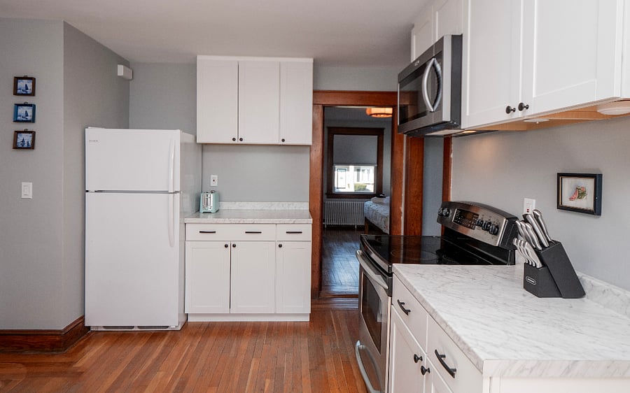 Charming kitchen with pots and pans and service for 6people