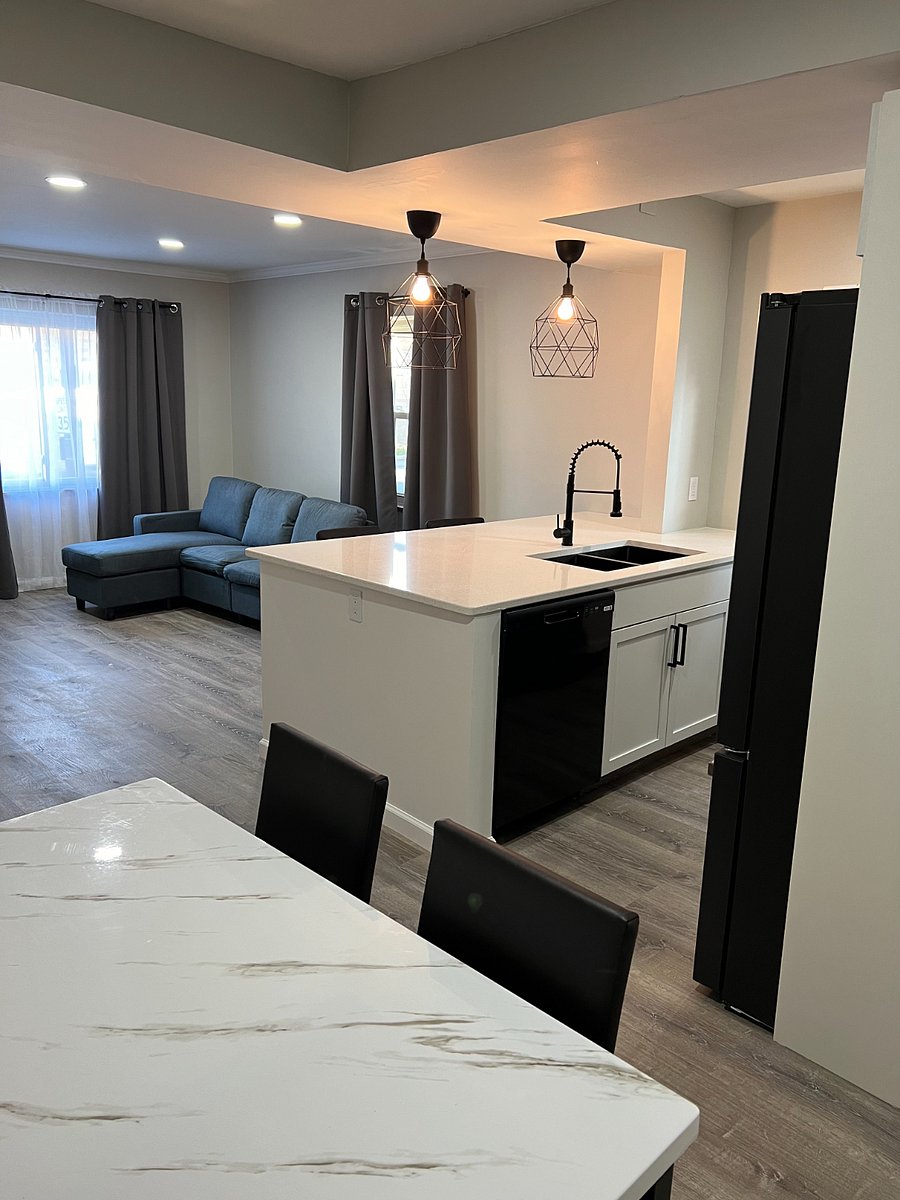 Open floor plan allows everyone in the dinning room, Kitchen and living area to be together.