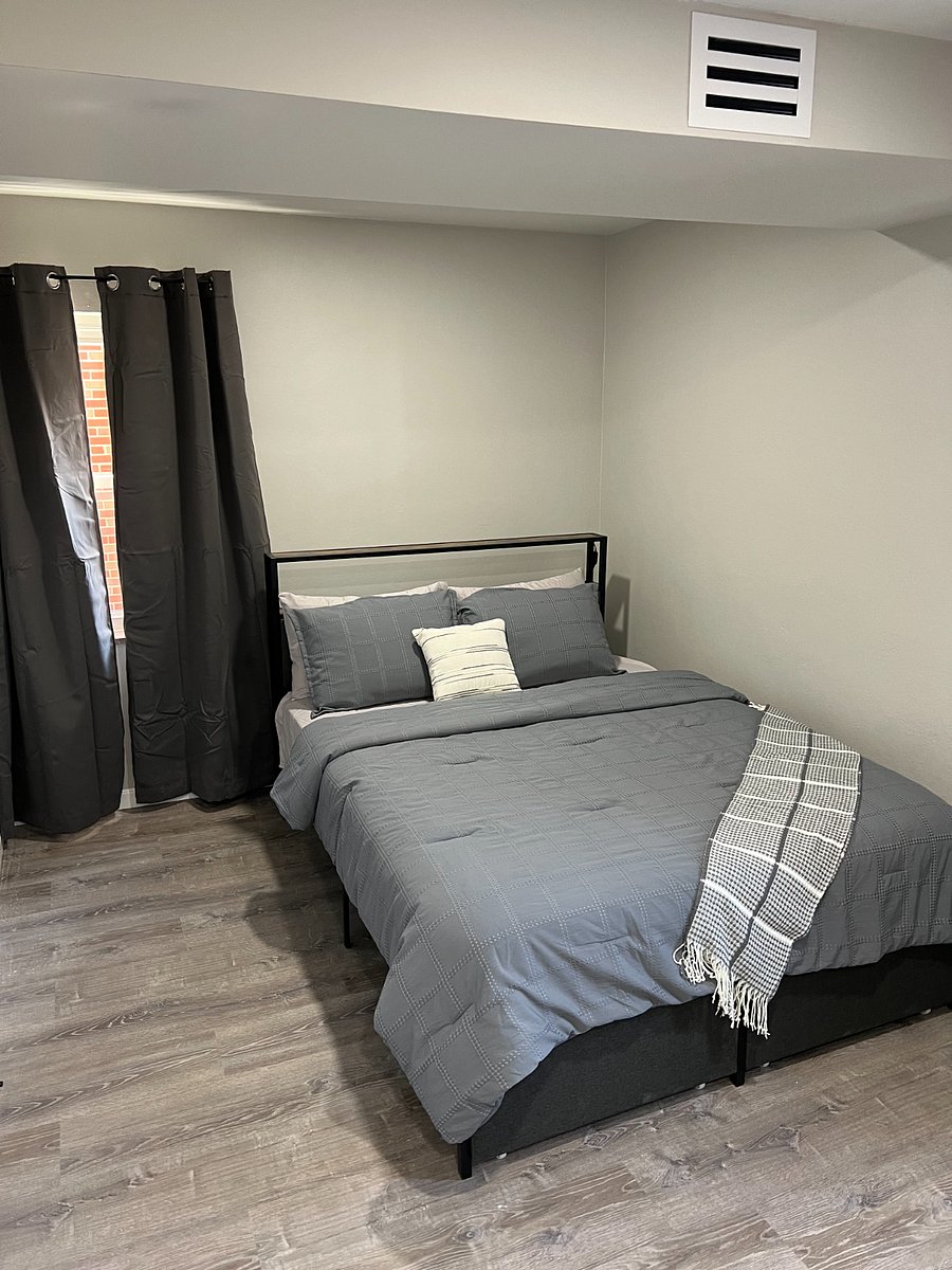 Two sets of Queen size Egyptian 1000 count cotton linen. Bed has 2 pillows and 2 comforter pillows, comforter, and decorative pillow.