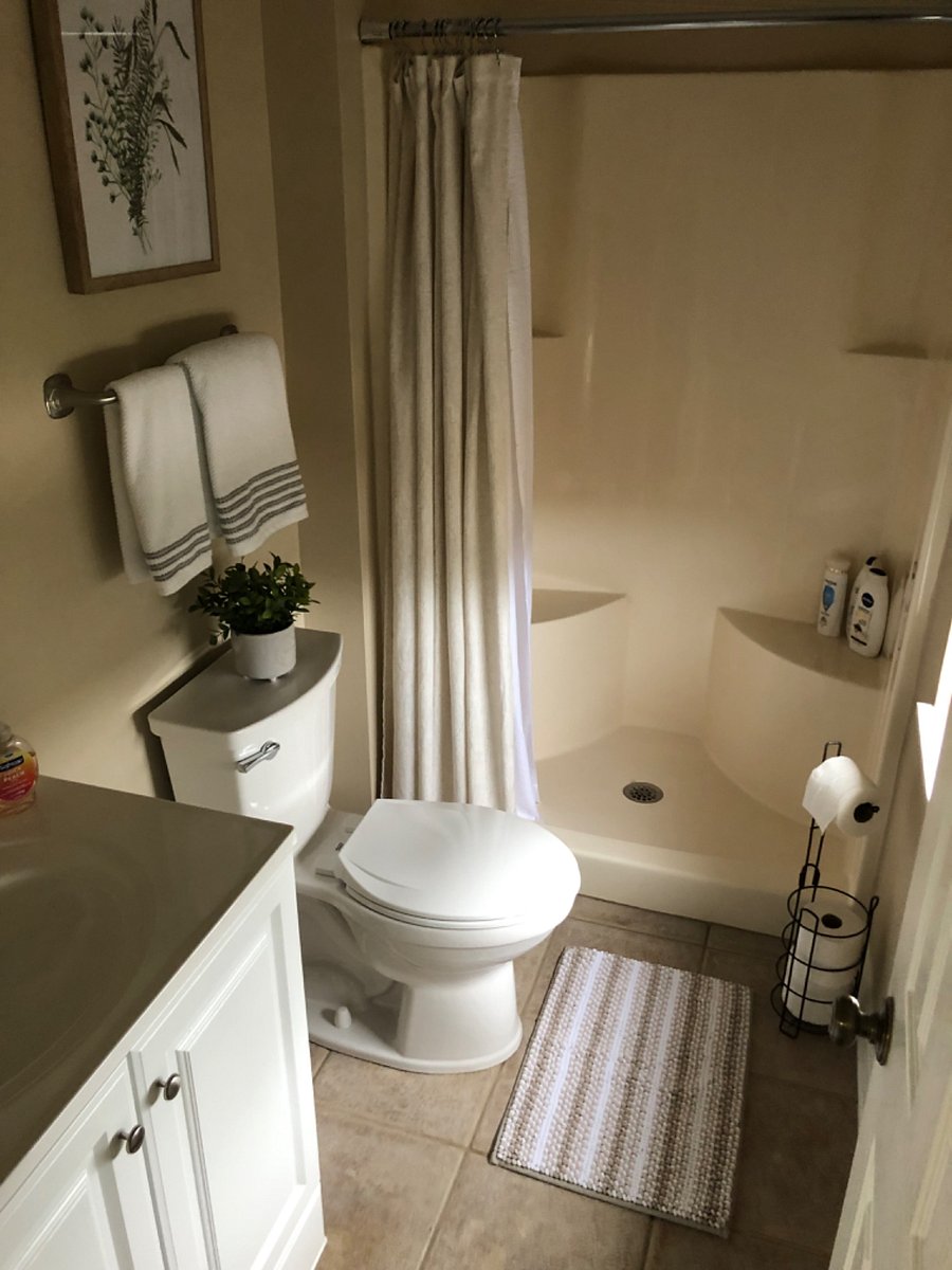 Master bath accessible only through master MB