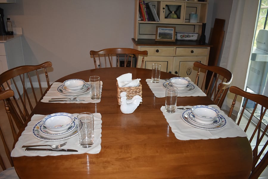 Dining table for 6, extra leaf to extend to 8 person table