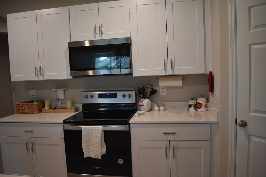 Kitchen - has oven, microwave; bakeware in drawer under oven