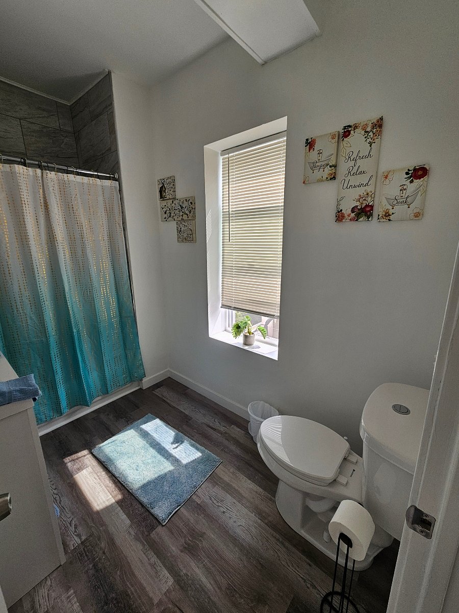 Loft Full Bathroom 
