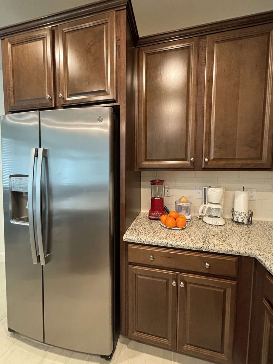 Enjoy your home-made fresh juice, smoothies, coffee, pancakes, and waffles.