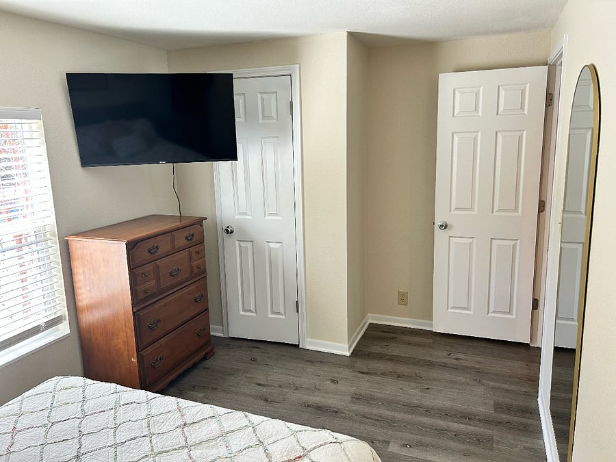 43 inch Smart TV/Spectrum Cable/Wi-Fi/Internet