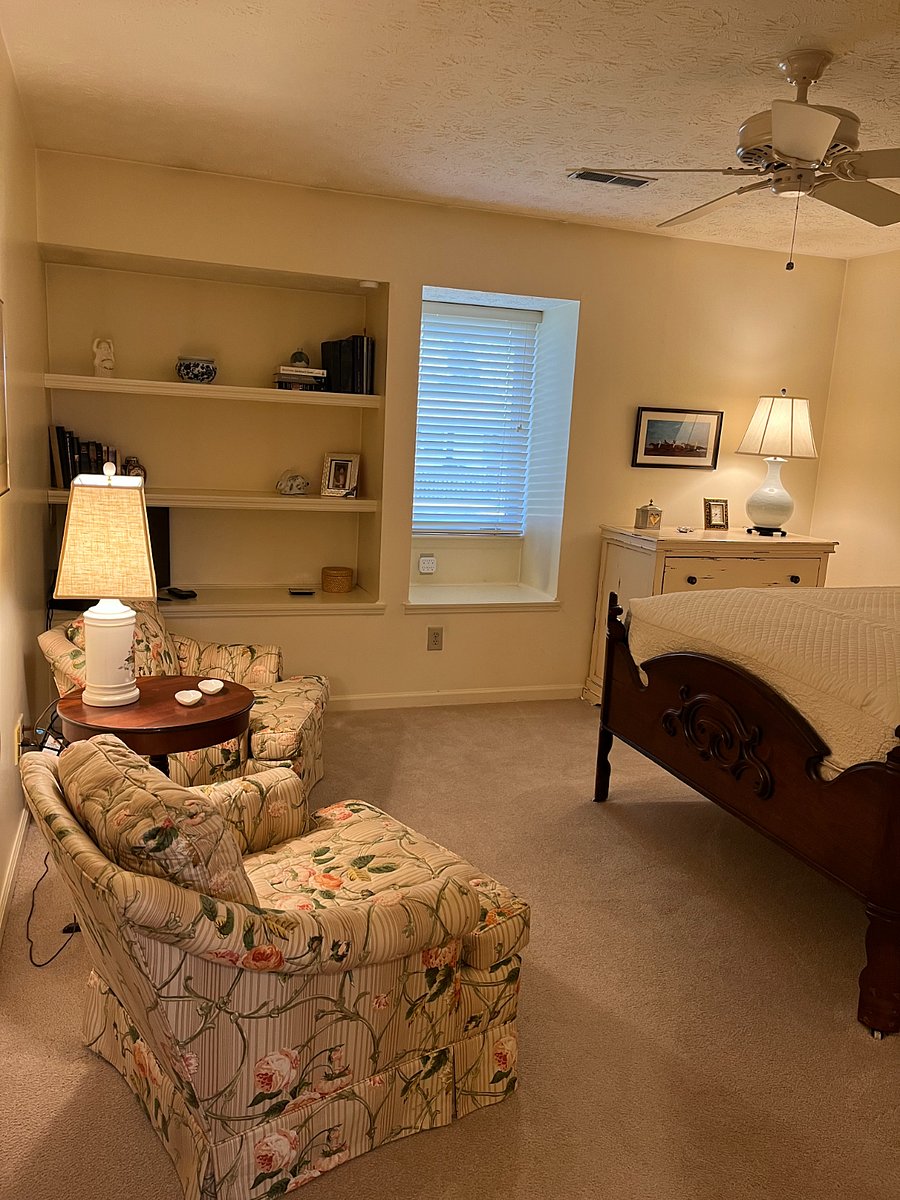Guest room #2 - Showing seating area & Samsung TV