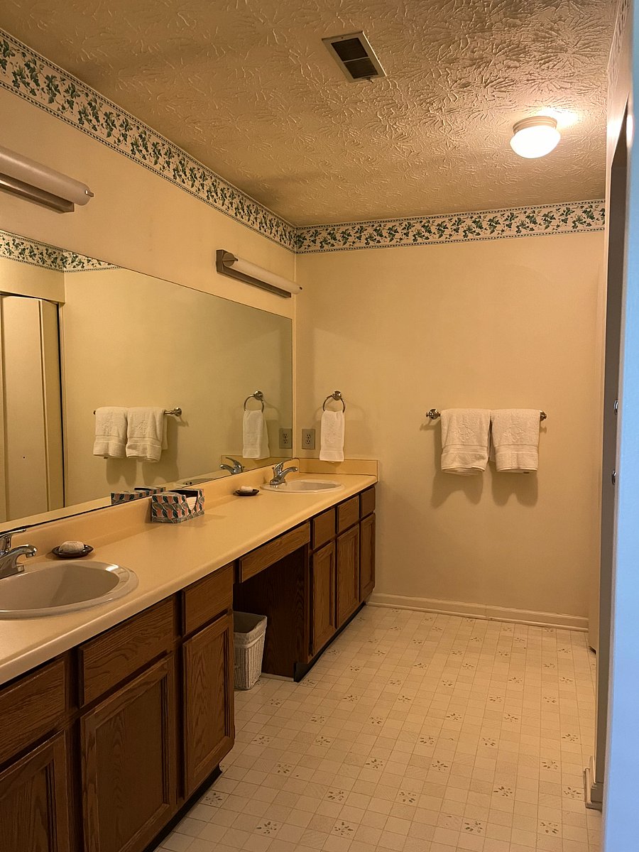 Master full-bath with double sink and linen closet
