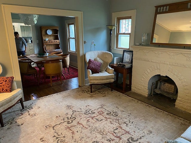 Well furnished living room.