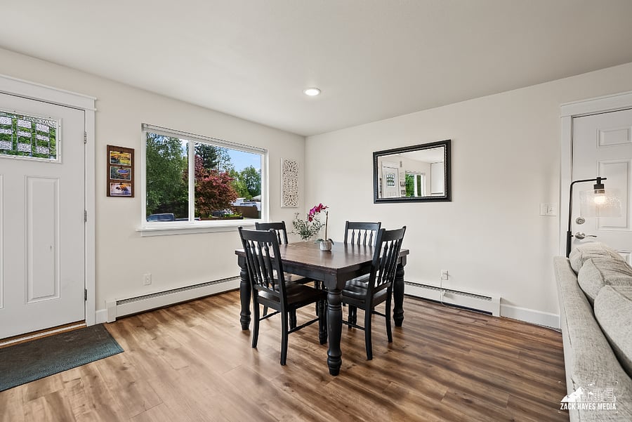 Dinning area | Dishware & flatware provided