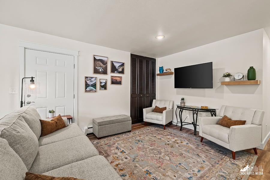 Smart TV | Throw Blankets | Free WiFi