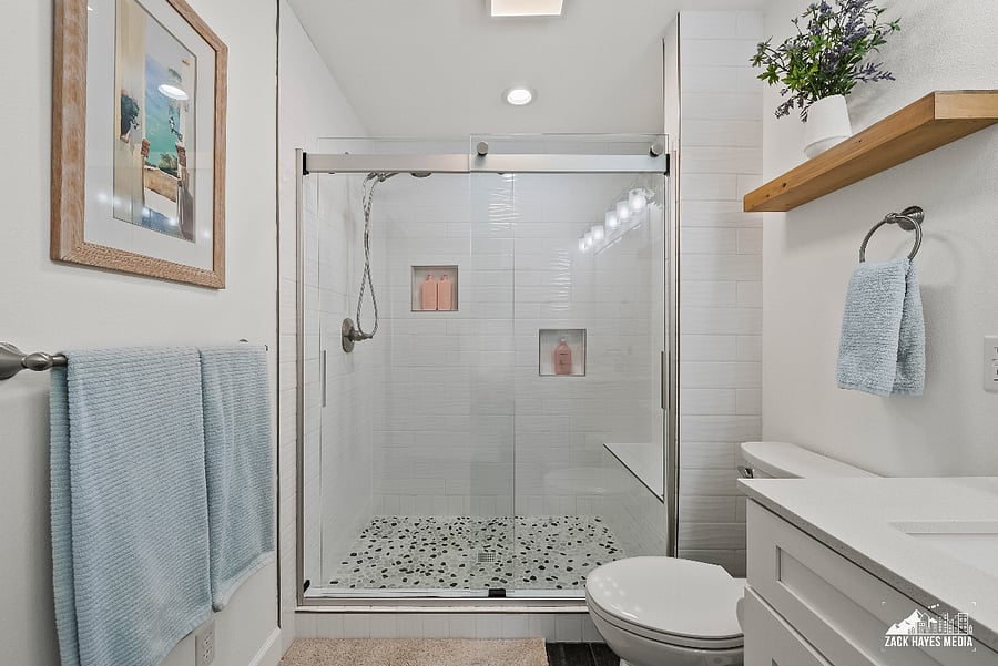 Full Bathroom | Shampoo | Conditioner | Body Wash | Hand Soap | Kleenex | Hair Dryer | Towel Set