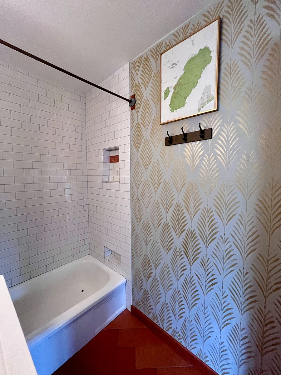 tile / stenciled walls 