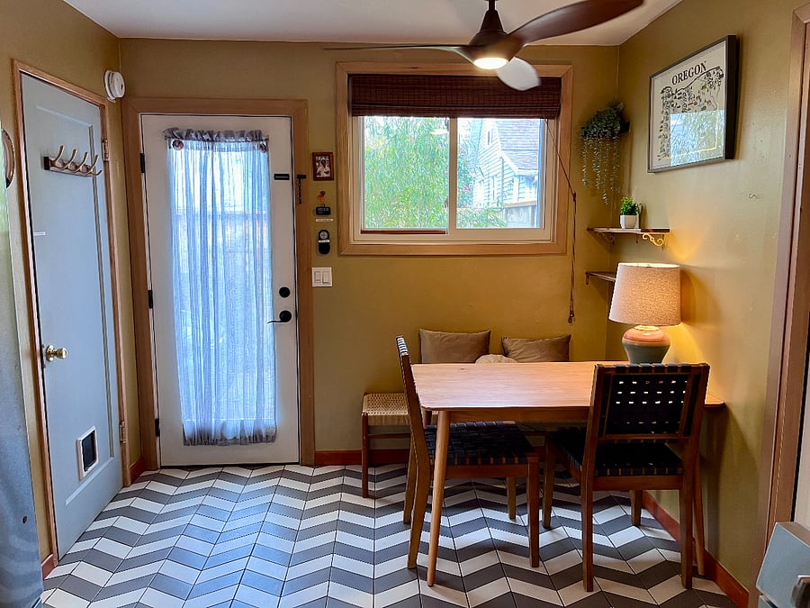 kitchen dining room / USB outlet 