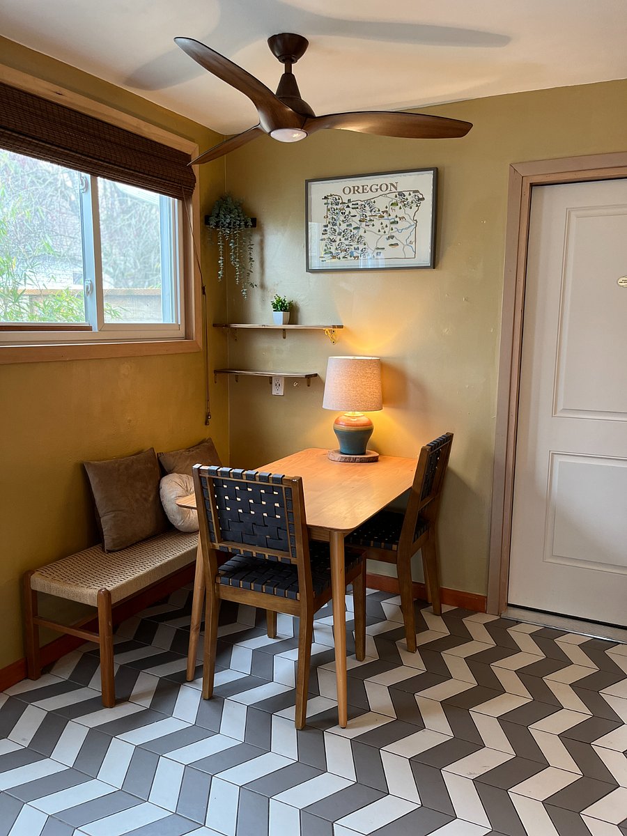 kitchen dining room / USB outlet 