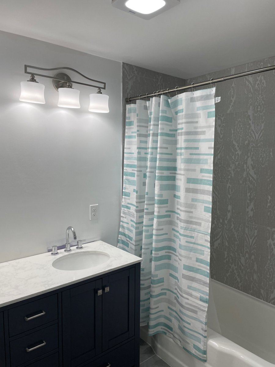 Large full bathroom with tub/shower 