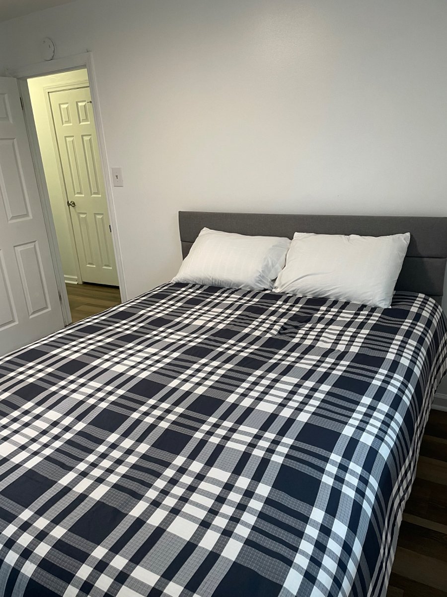 Large comfortable queen size bed with comfortable hybrid gel mattress 