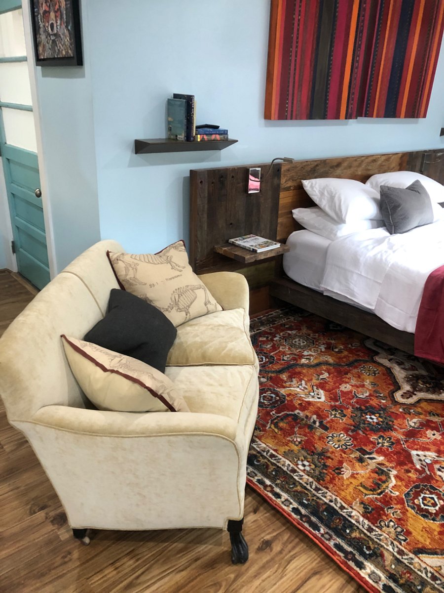 Comfy love seat. La