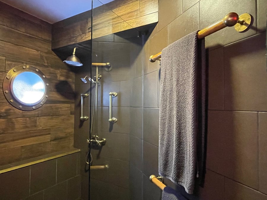 USS Utopia Shower