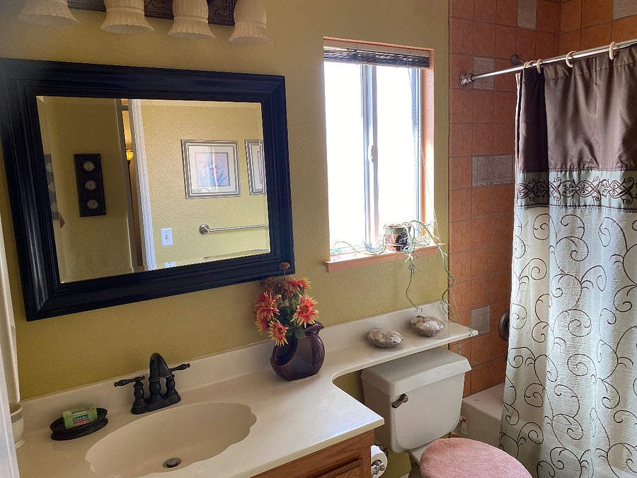 Hallway full bath