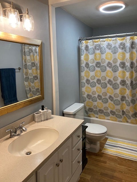 single bathroom
show/tub combo