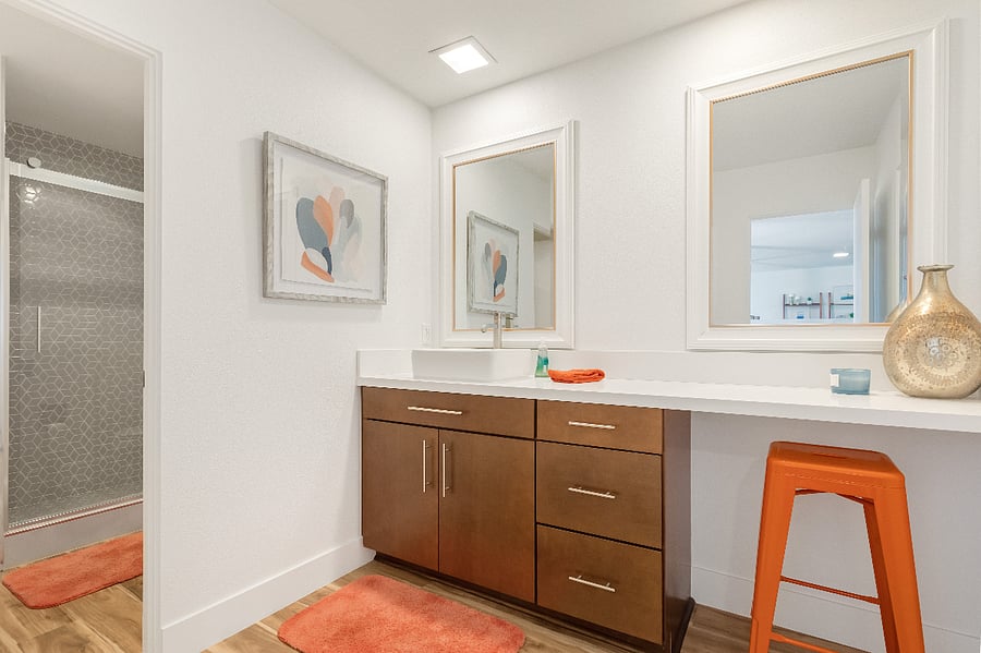 Upstairs Full Bathroom