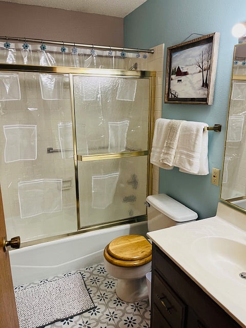2nd full bathroom in hallway just off of living room and 2nd bedroom