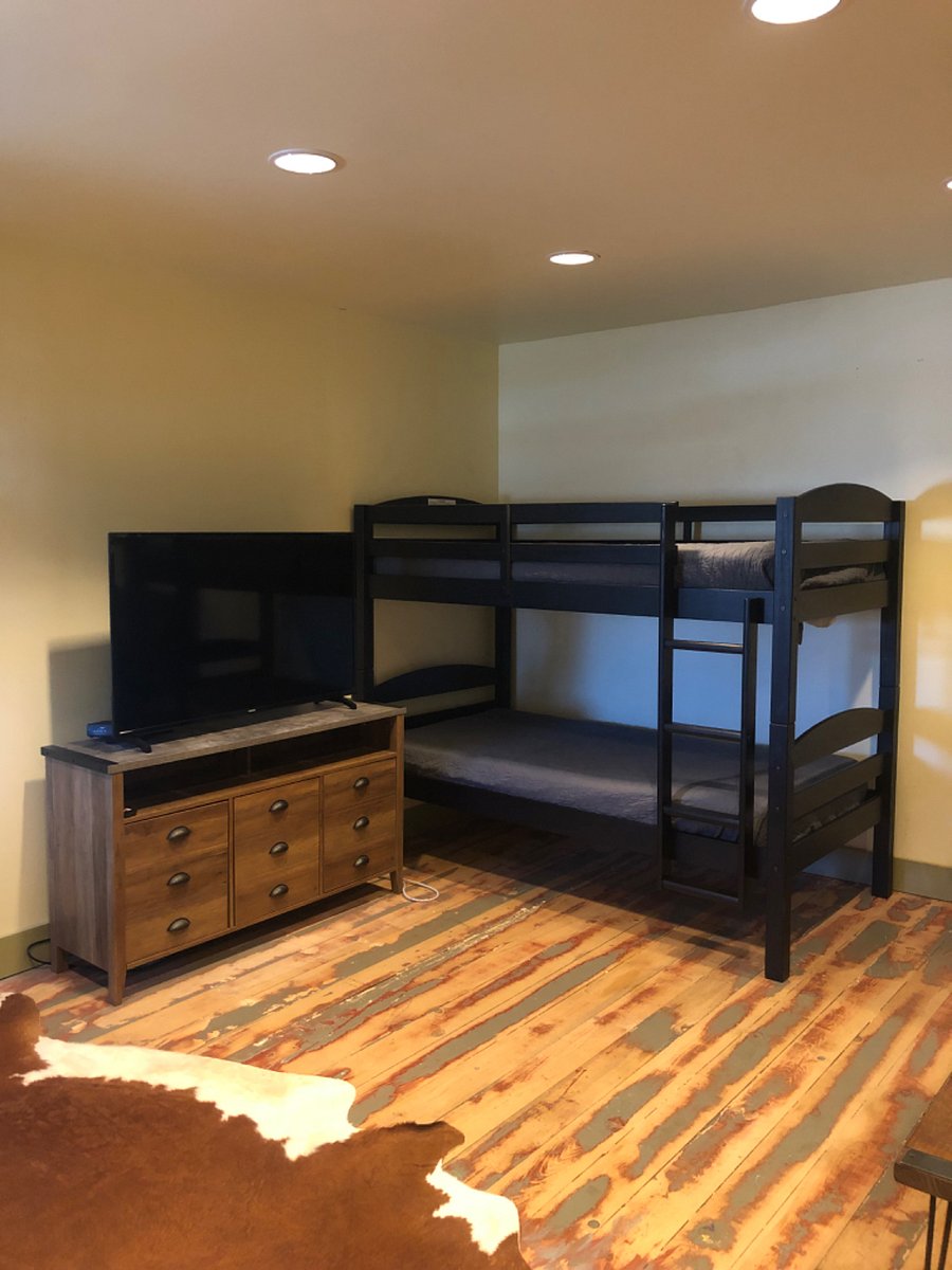 2ND SET OF BUNKBEDS IN MAIN BEDROOM + HAS THE QUEEN BED, TV, W/D, BATHROOM