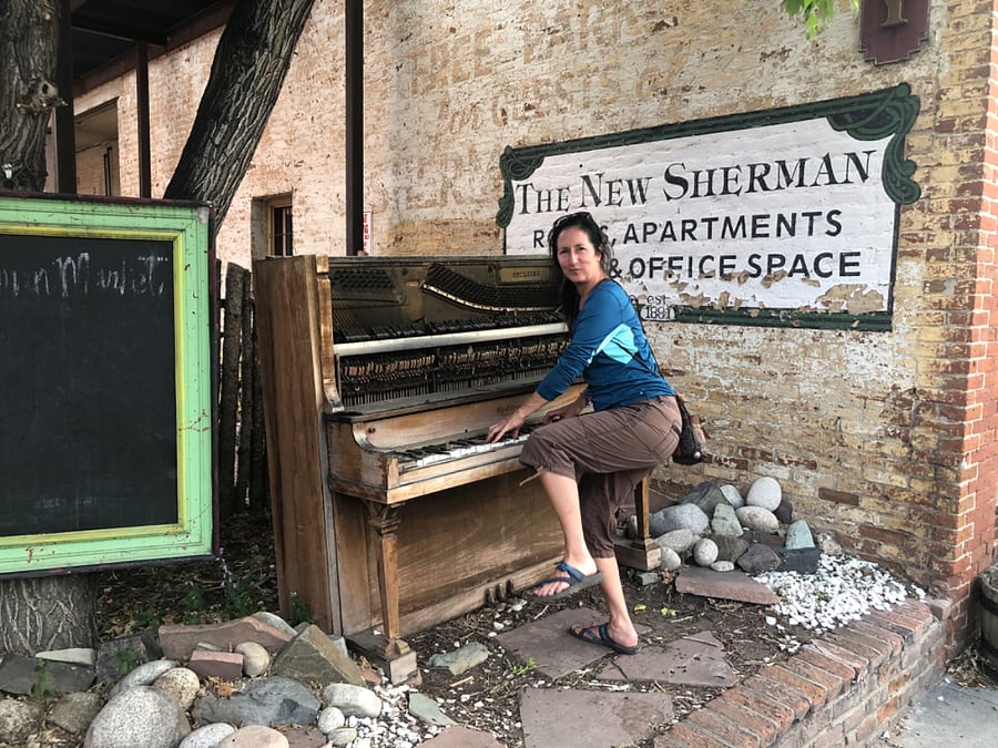 FUN DOWNTOWN VIBE
