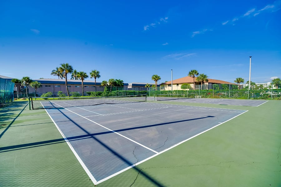 TENNIS/PICKLEBALL COURTS