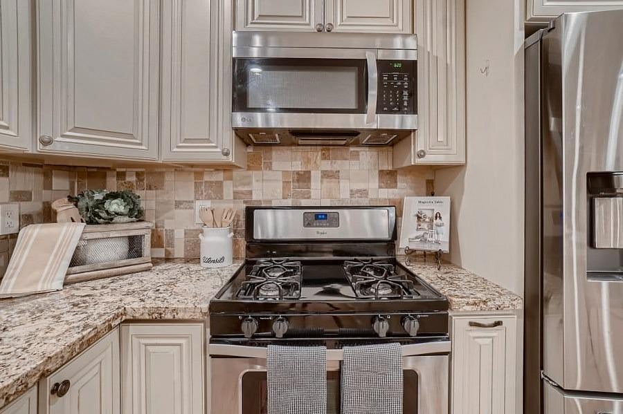 Cooks delight, fully equipped kitchen with gas stove