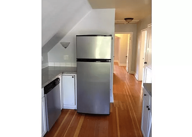 Fully equipped kitchen with dishwasher, fridge, full stove/oven, microwave