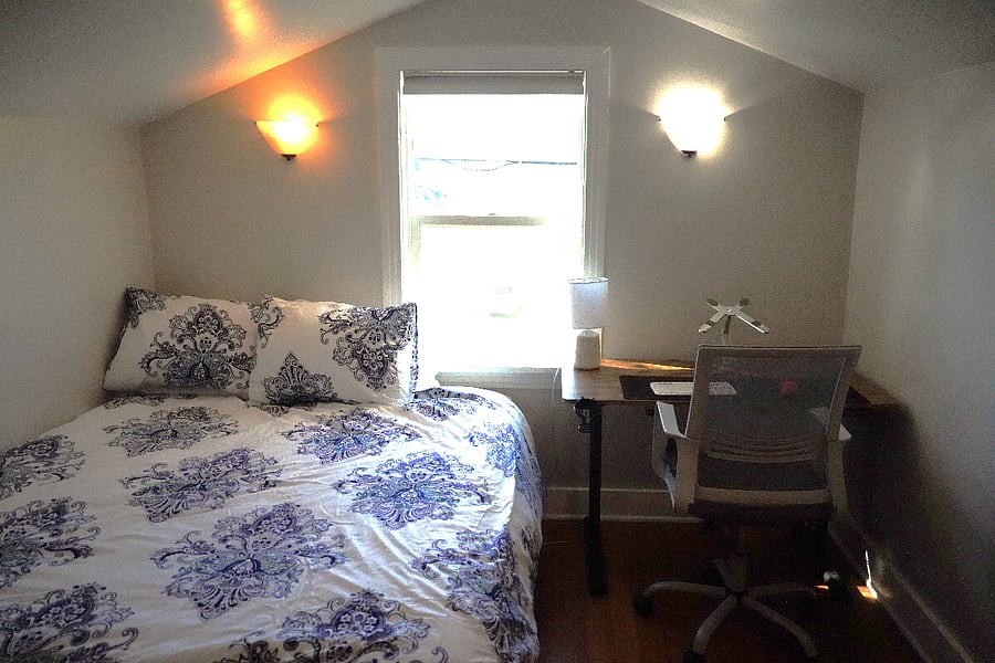 2nd bedroom with 2nd desk