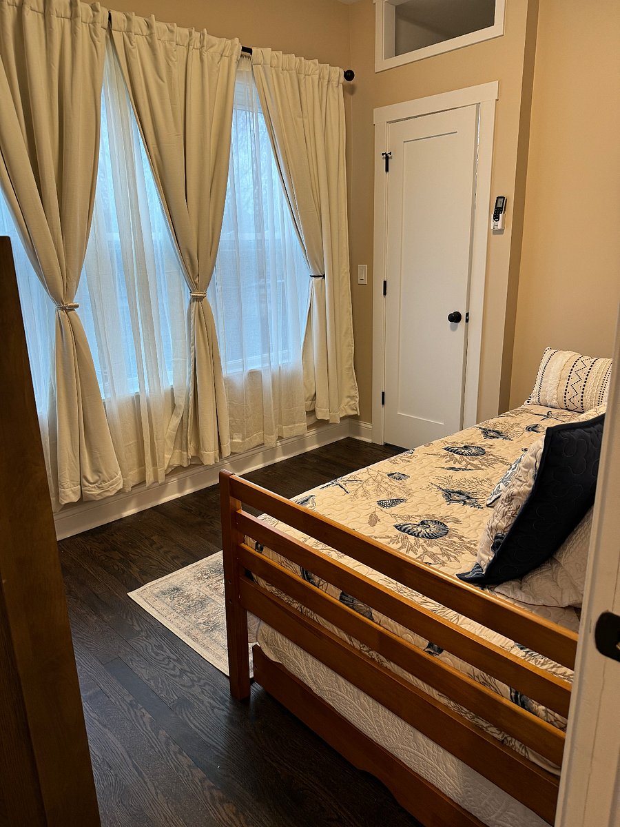 Bedroom 3 daybed w/ trundle
2 twin beds with medium memory foam mattresses