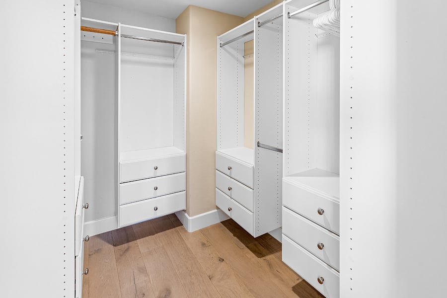 Walkin closet for BR1.