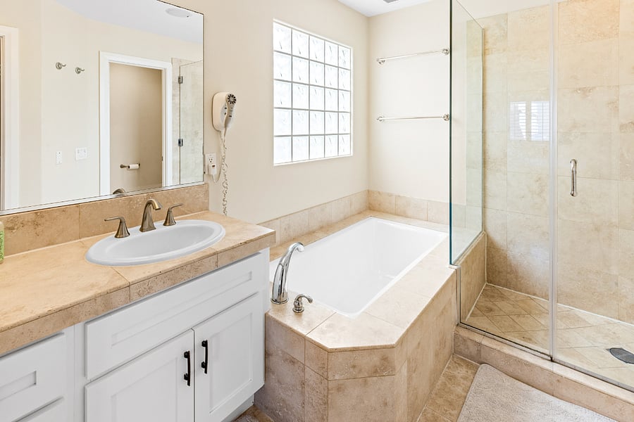 En-suite bathroom for BR2.