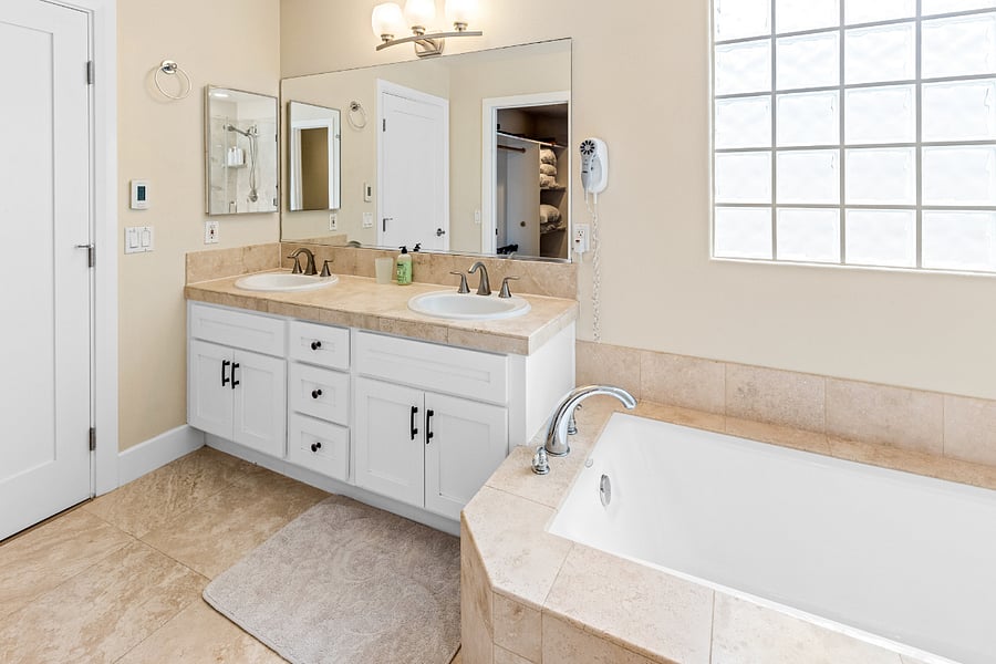 En-suite bathroom for BR2.