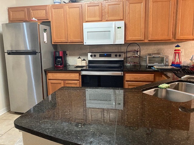 Granite counter, new fridge and stove