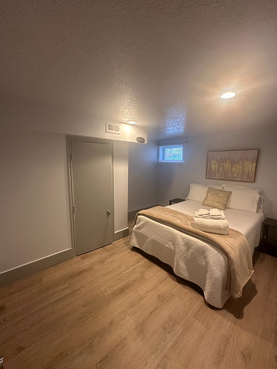 Bottom Unit: Queen size Bedroom.