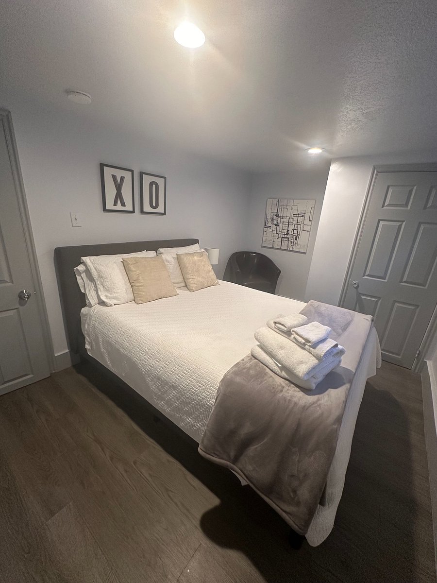 Bottom Unit: Queen size bedroom
