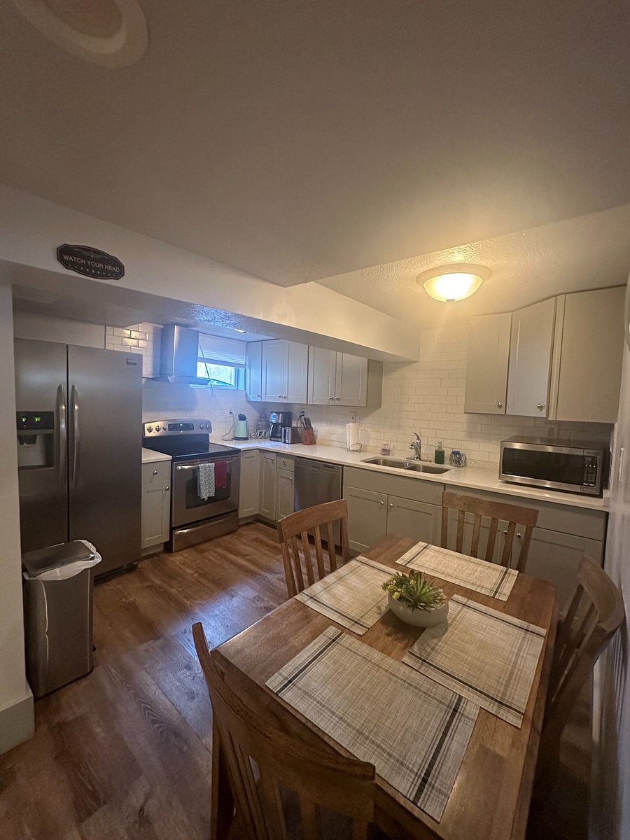 Bottom Unit: Full kitchen